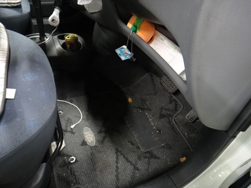 車内クリーニング 広島 嘔吐クリーニング トヨタ ヴィッツ part1 ティーズフィルム広島 カーコーティング フロントガラス カーフィルム施工紹介ブログ 車内クリーニング 広島 嘔吐クリーニング トヨタ ヴィッツ part1 ティーズフィルム広島 カーコーティング フロントガラス カーフィルム施工紹介ブログ