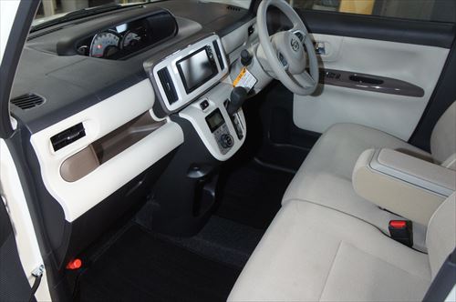 車内クリーニング 広島 灯油こぼしクリーニング ダイハツ ムーヴキャンバス ティーズフィルム広島 カーコーティング フロントガラス カーフィルム施工紹介ブログ