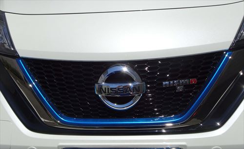 日産 ノートオーラ ニスモ 純正フロントグリル 自光エンブレム 
