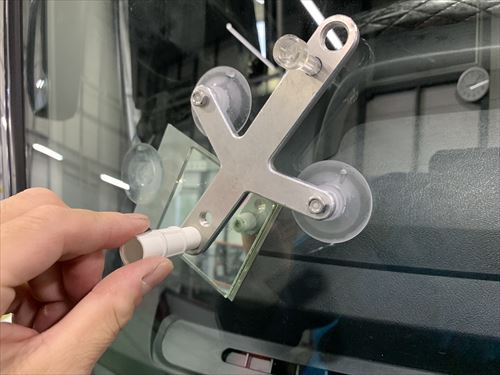 車のフロントガラスリペア 修理 飛び石等によるキズ 広島ティーズフィルム