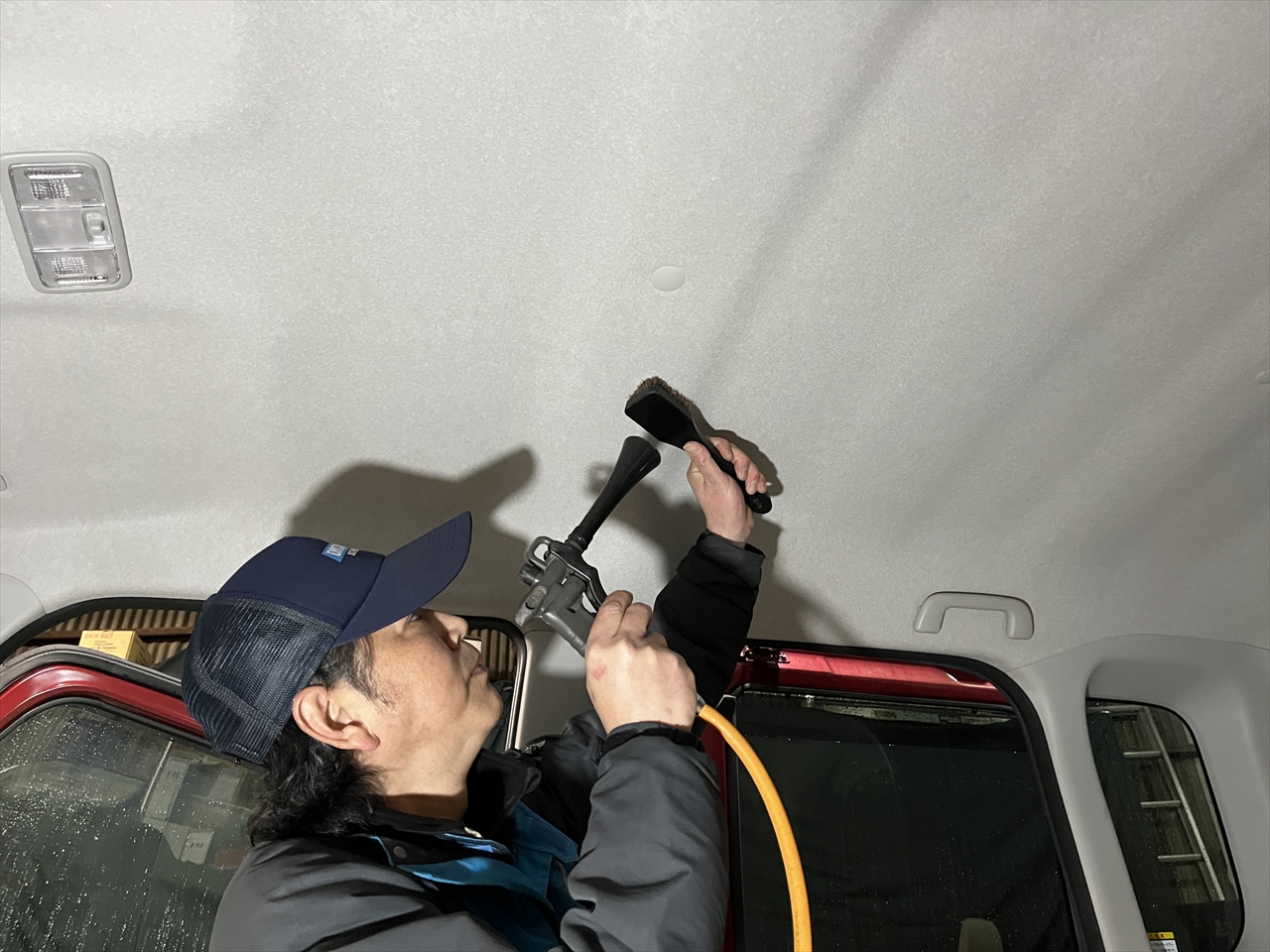 車内クリーニング (灯油こぼし)