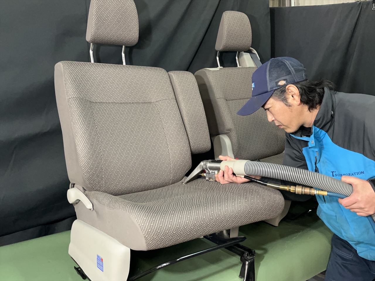 車内クリーニング (灯油こぼし)