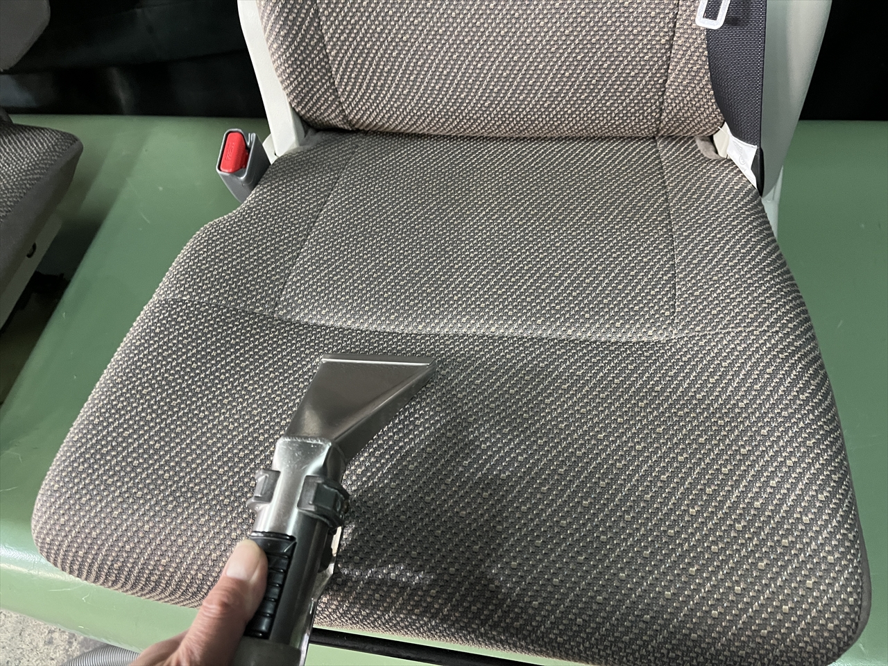 車内クリーニング (灯油こぼし)
