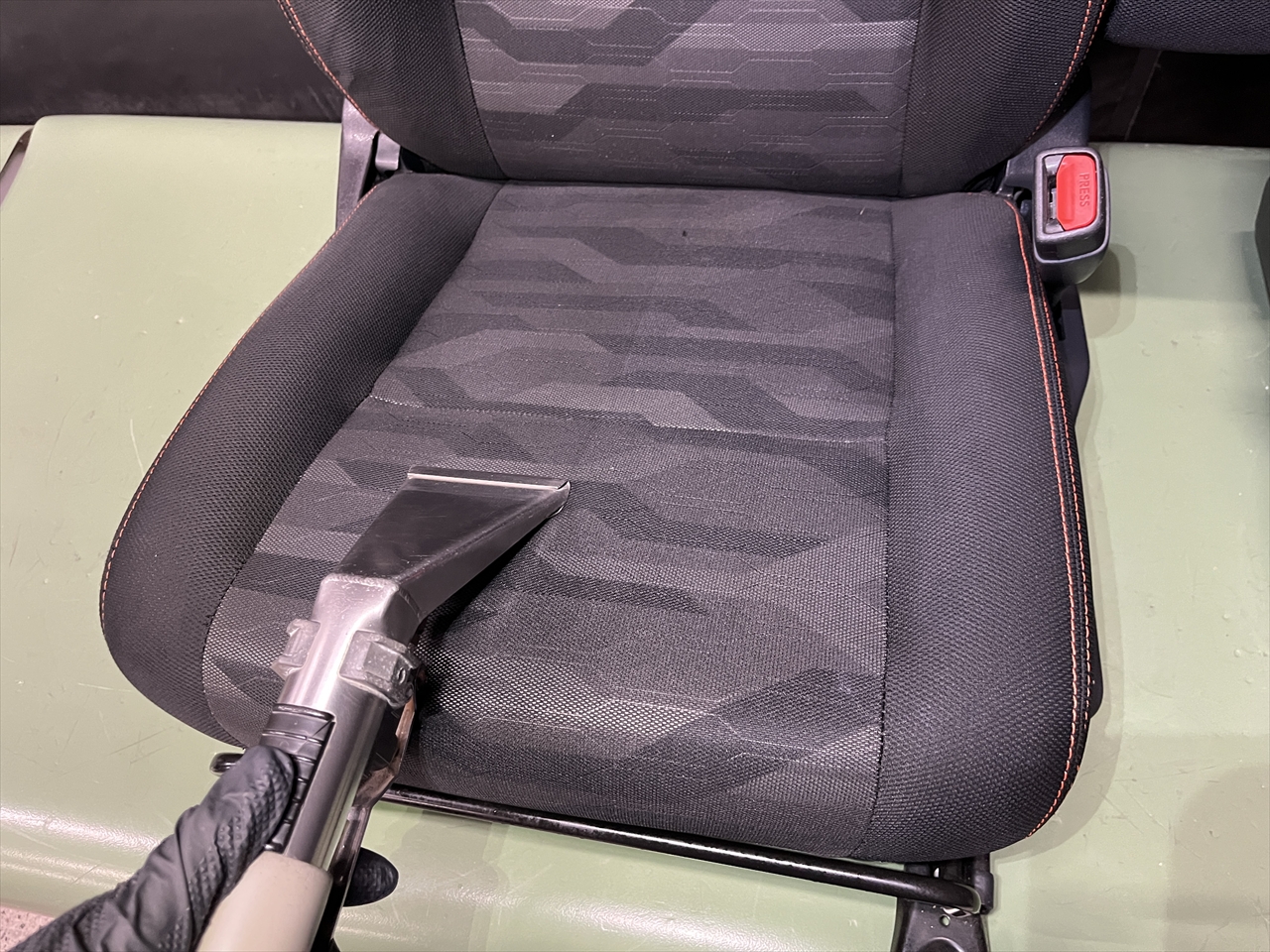 車内クリーニング (お漏らし)