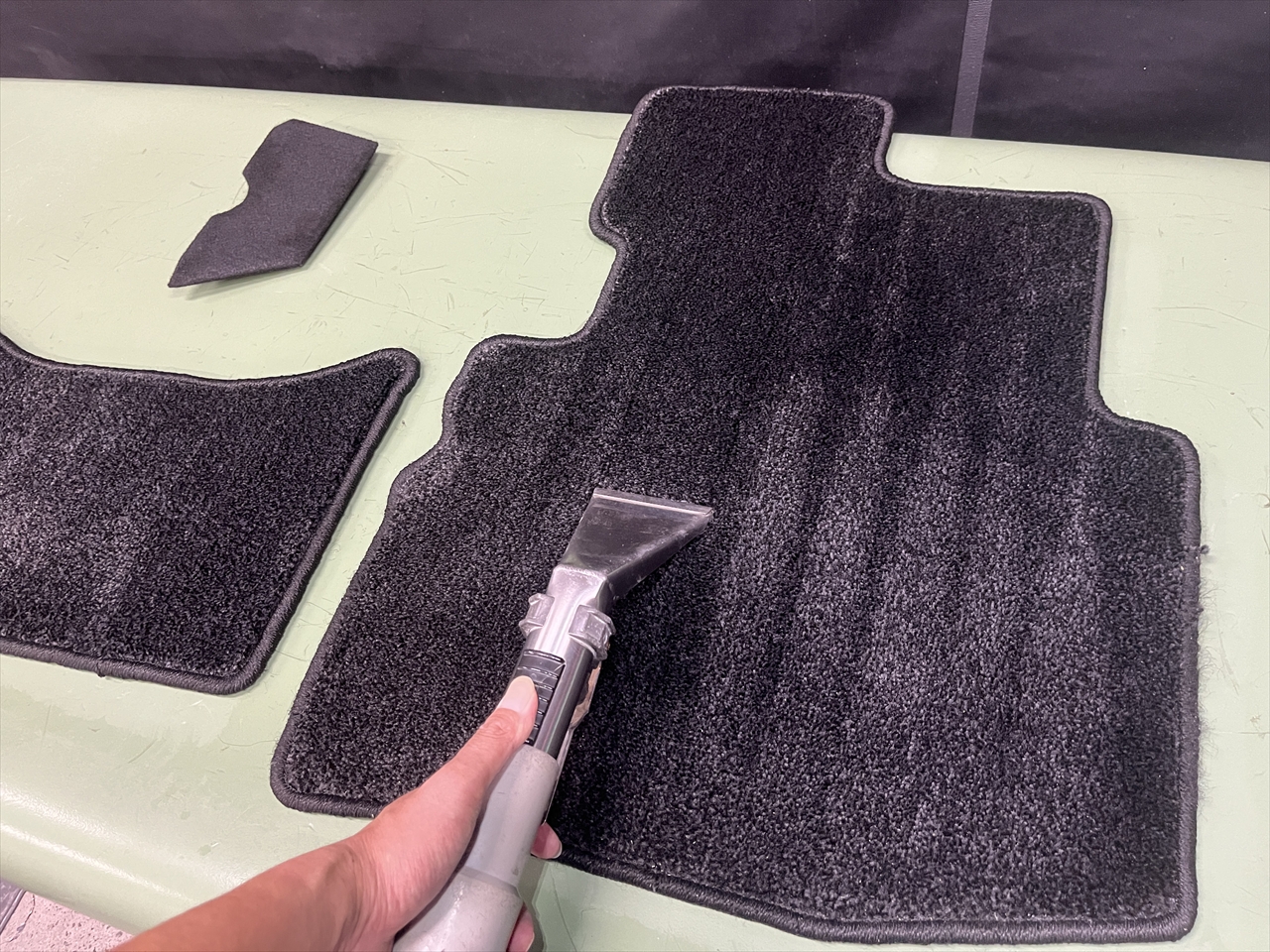 車内クリーニング (嘔吐 シート周り)