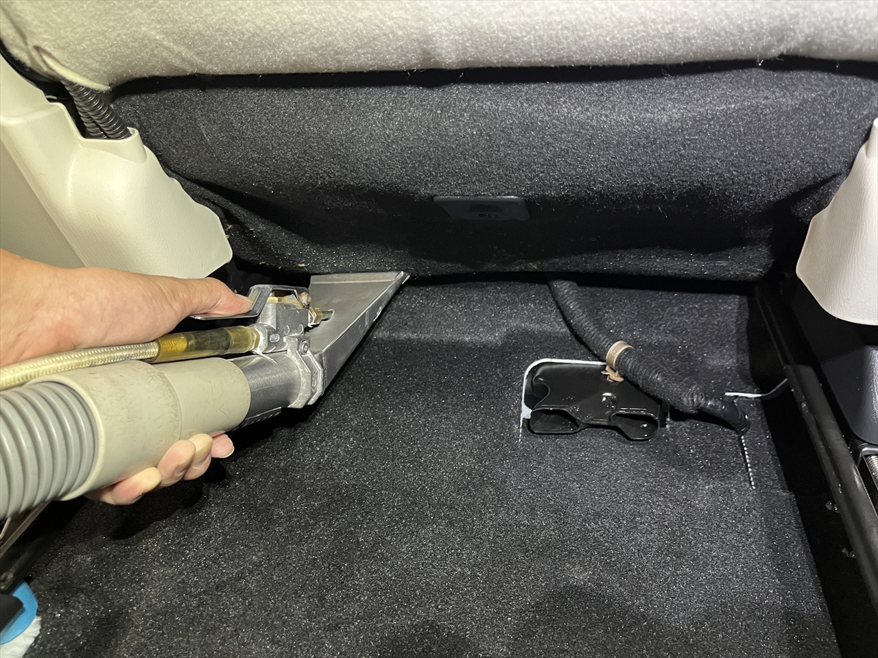 車内クリーニング (嘔吐 シート周り)