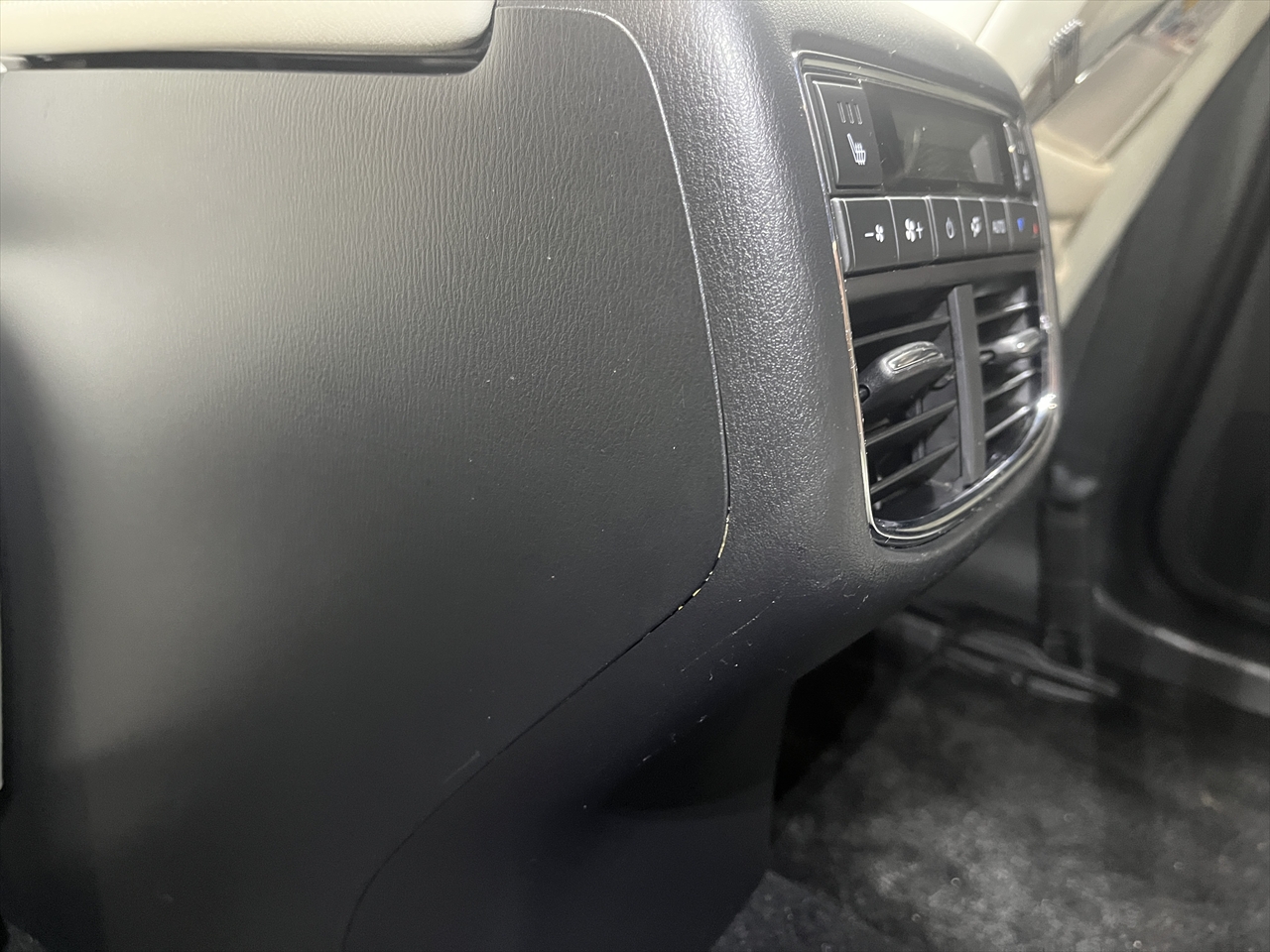 車内クリーニング (嘔吐 シート周り)