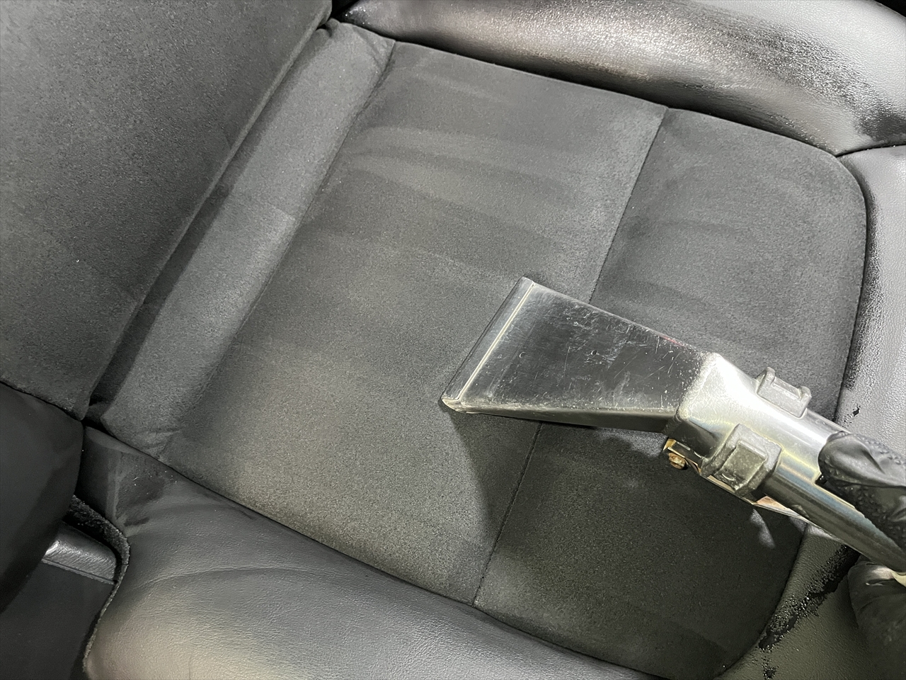 車内クリーニング (お漏らし 運転席シート)