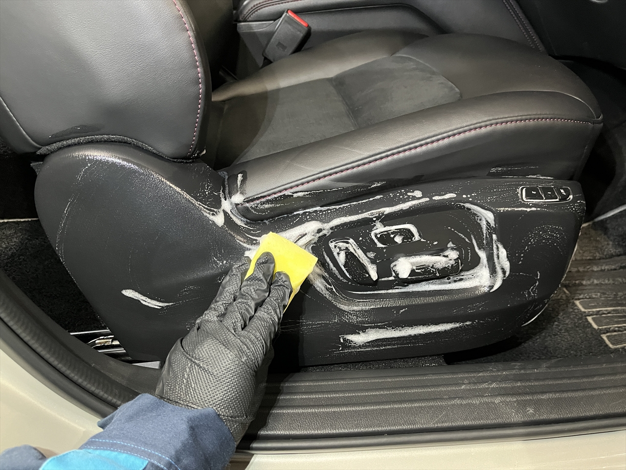 車内クリーニング (お漏らし 運転席シート)