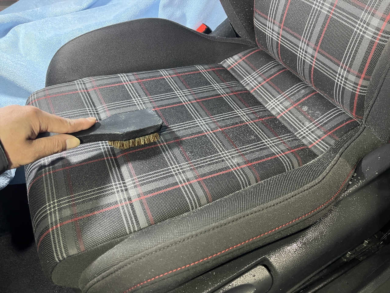 車内クリーニング (食べ物こぼし 助手席シート周り)