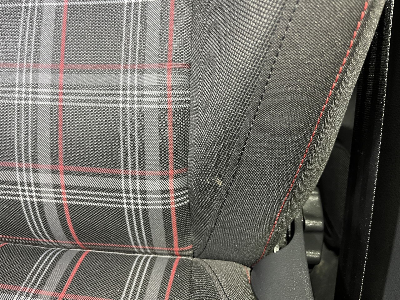 車内クリーニング (食べ物こぼし 助手席シート周り)