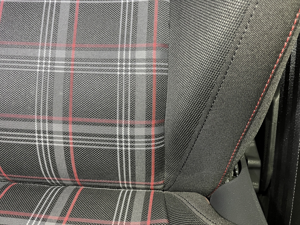 車内クリーニング (食べ物こぼし 助手席シート周り)