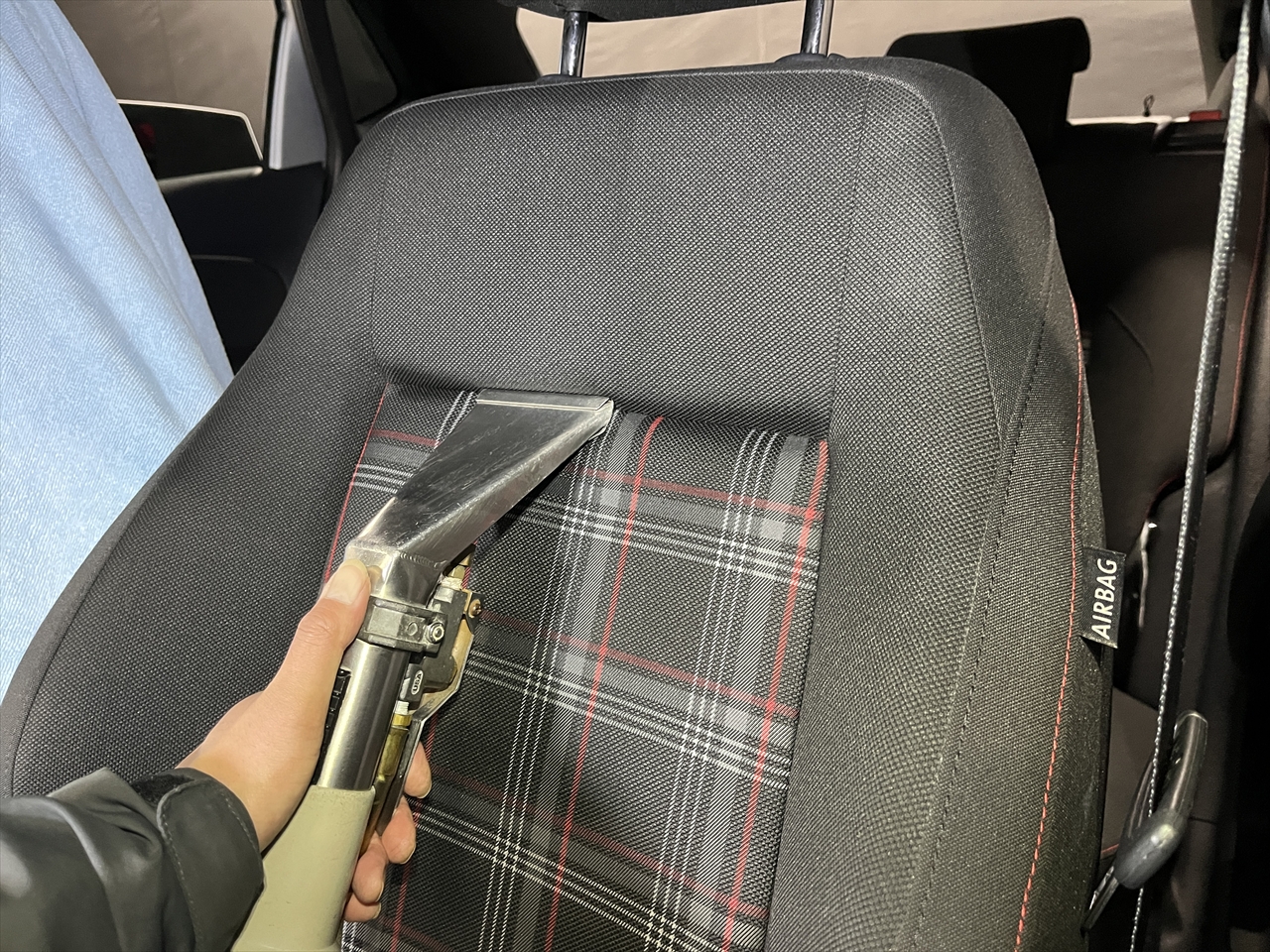 車内クリーニング (食べ物こぼし 助手席シート周り)