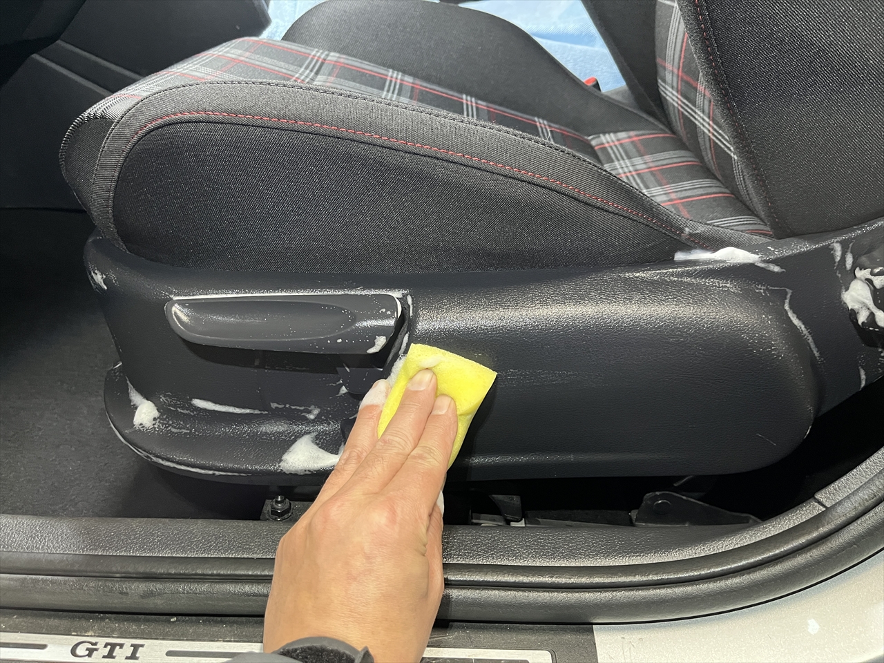 車内クリーニング (食べ物こぼし 助手席シート周り)