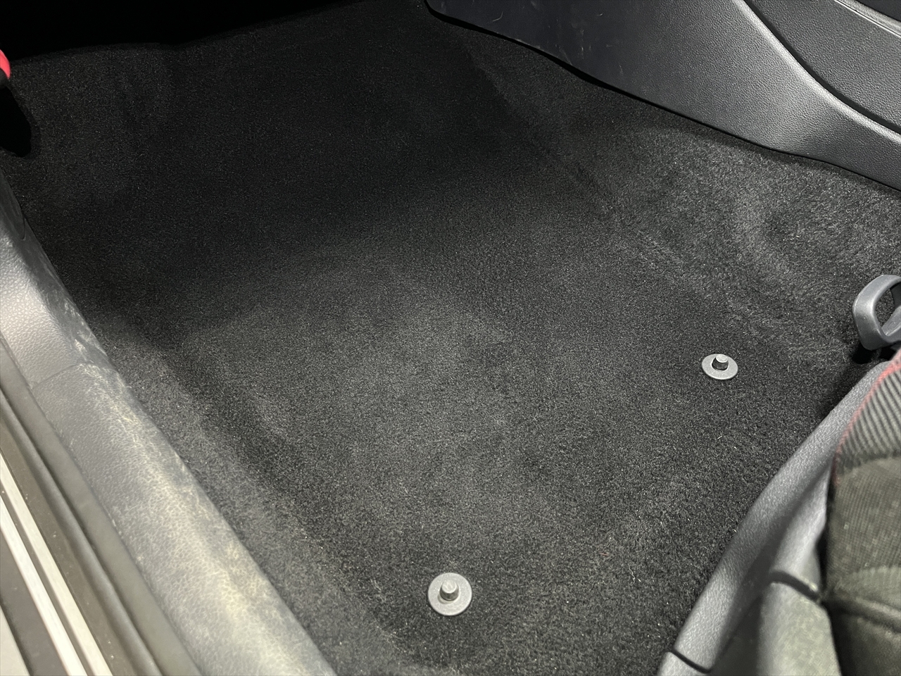 車内クリーニング (食べ物こぼし 助手席シート周り)