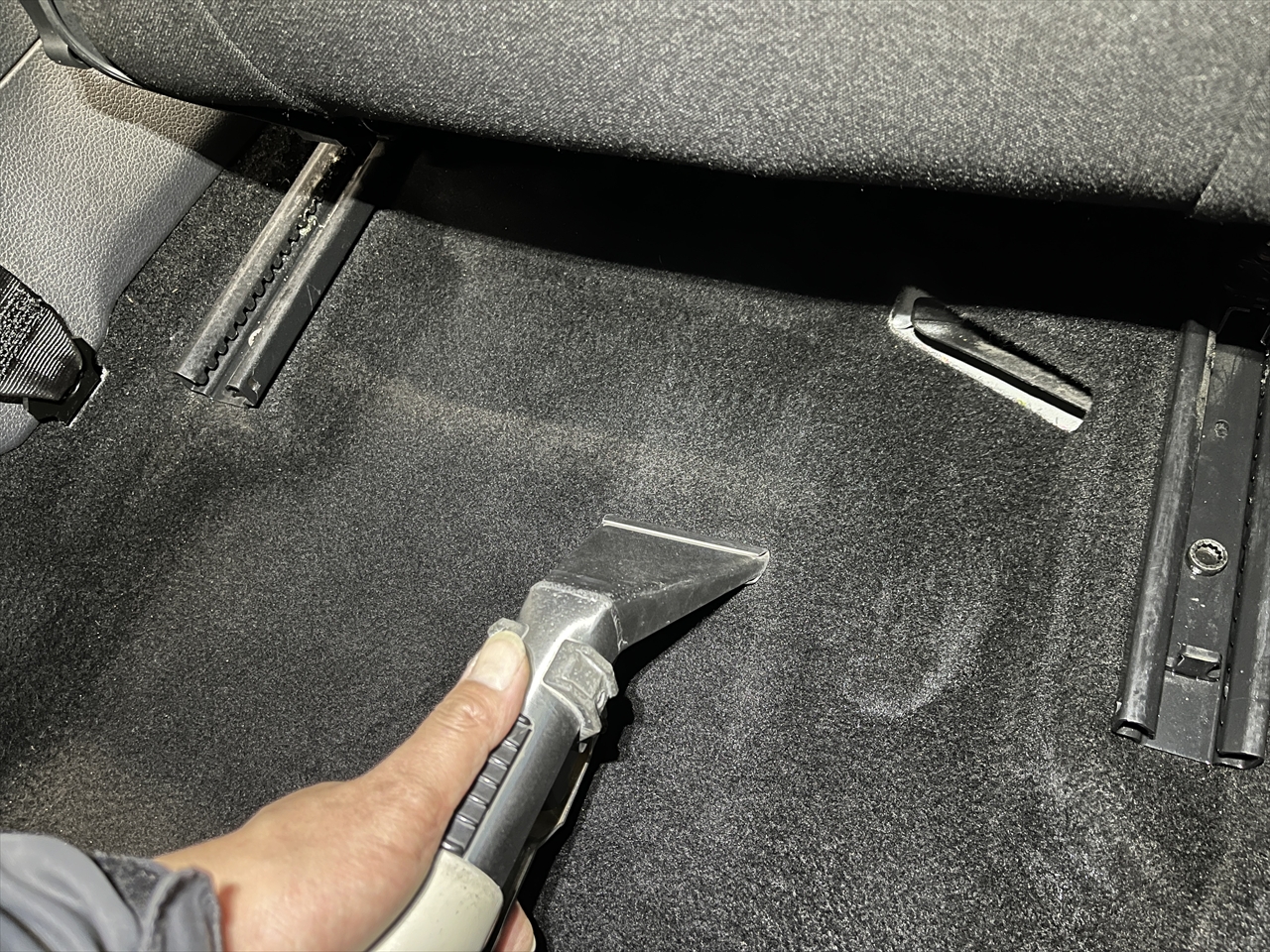 車内クリーニング (食べ物こぼし 助手席シート周り)