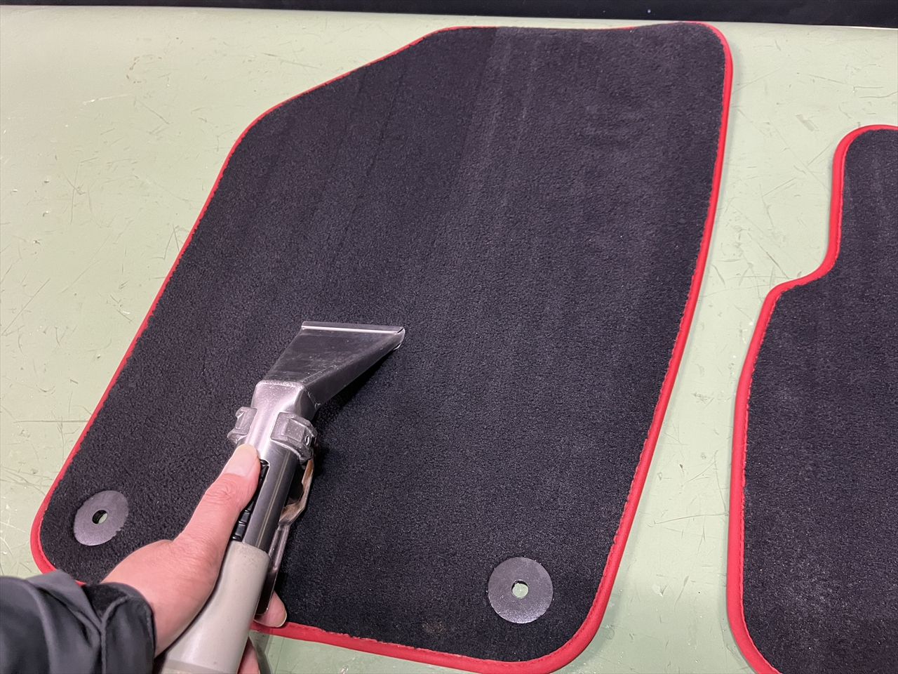 車内クリーニング (食べ物こぼし 助手席シート周り)