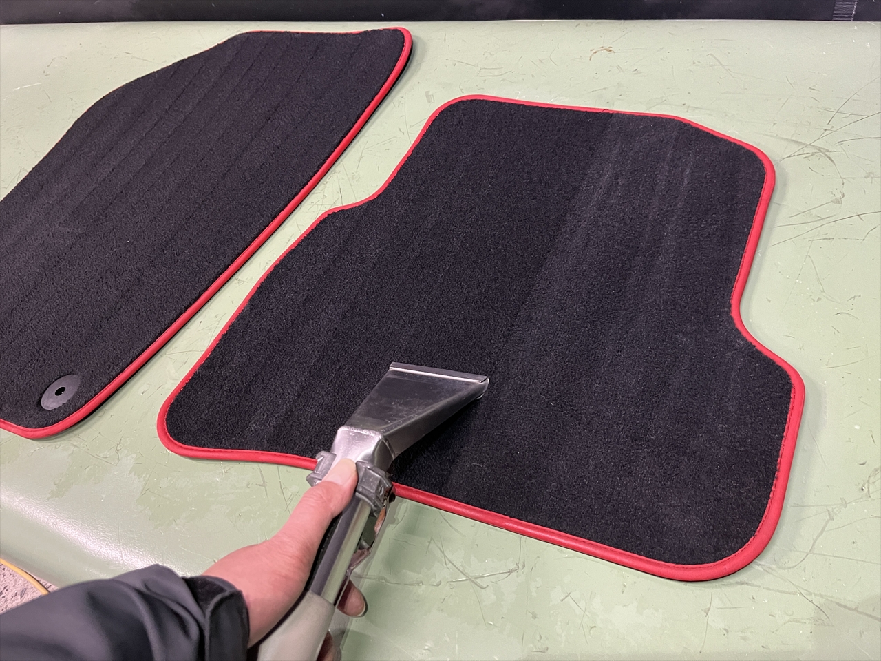 車内クリーニング (食べ物こぼし 助手席シート周り)