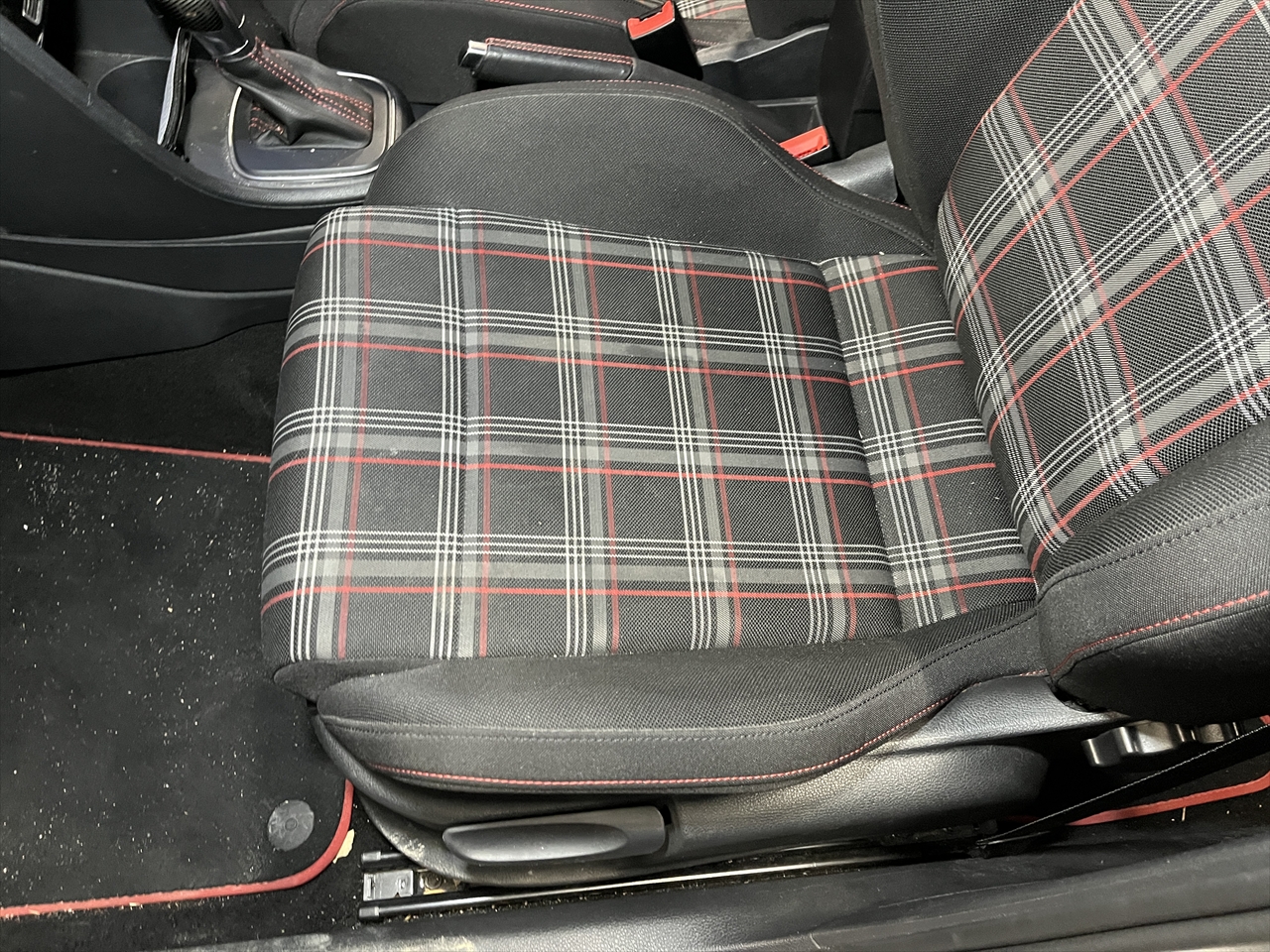 車内クリーニング (食べ物こぼし 助手席シート周り)