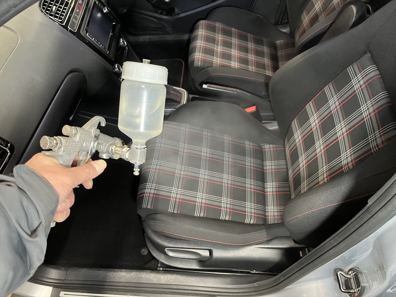 車内クリーニング (食べ物こぼし 助手席シート周り)