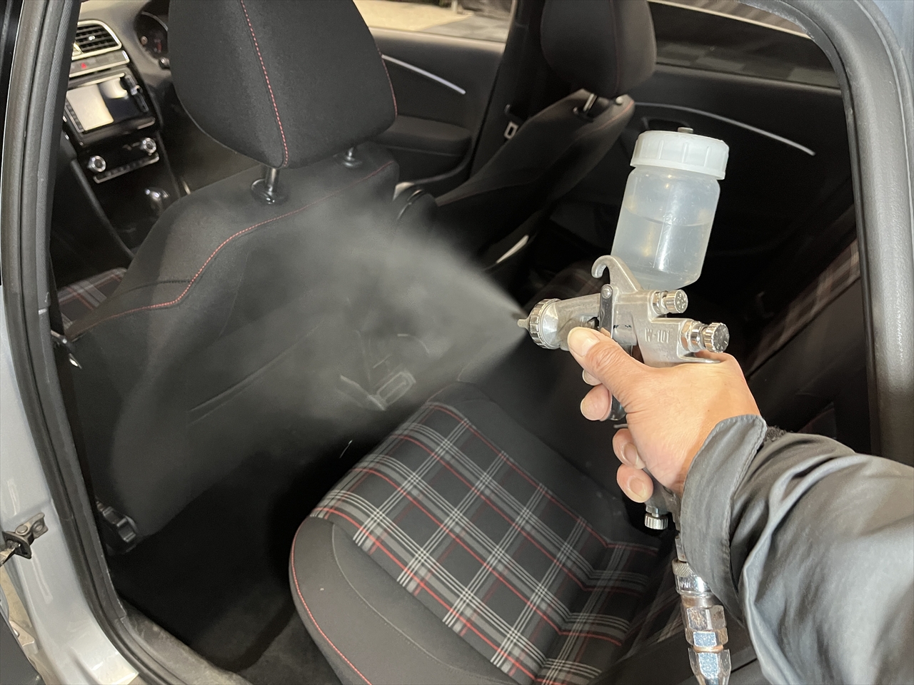 車内クリーニング (食べ物こぼし 助手席シート周り)