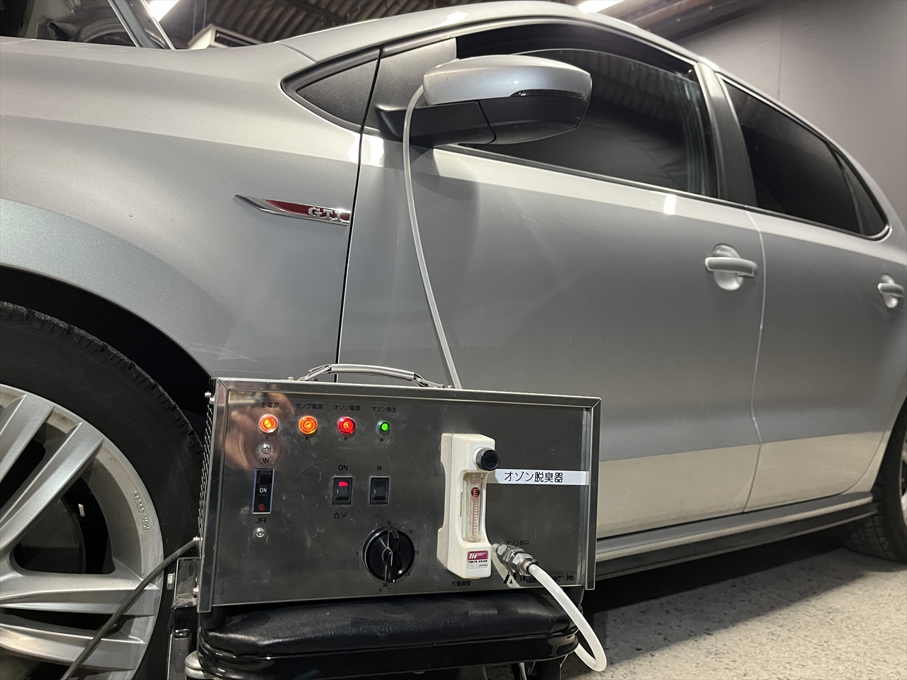 車内クリーニング (食べ物こぼし 助手席シート周り)