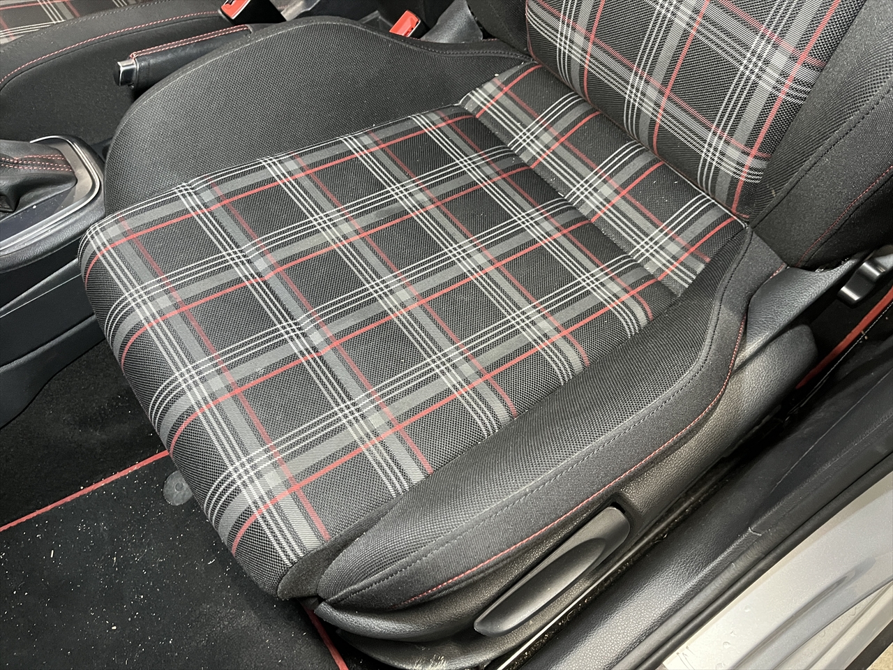 車内クリーニング (食べ物こぼし 助手席シート周り)