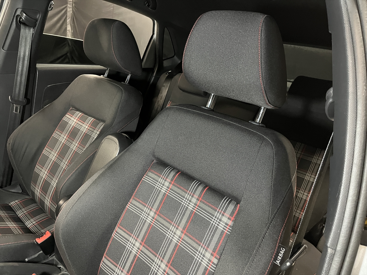 車内クリーニング (食べ物こぼし 助手席シート周り)