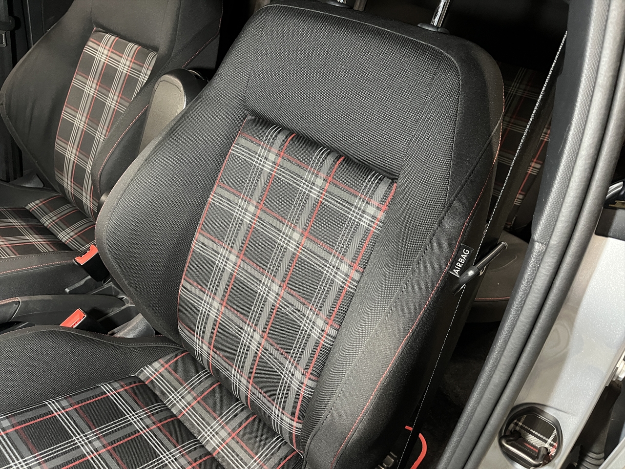 車内クリーニング (食べ物こぼし 助手席シート周り)