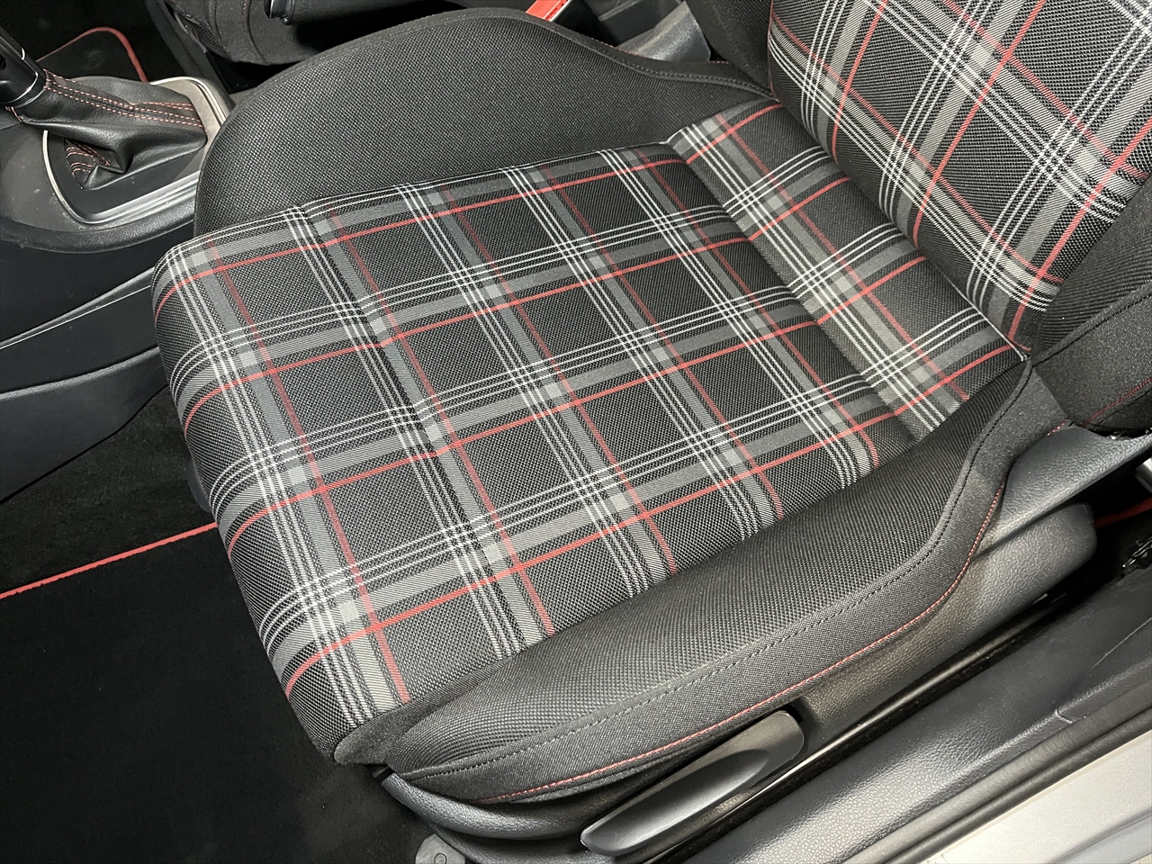 車内クリーニング (食べ物こぼし 助手席シート周り)