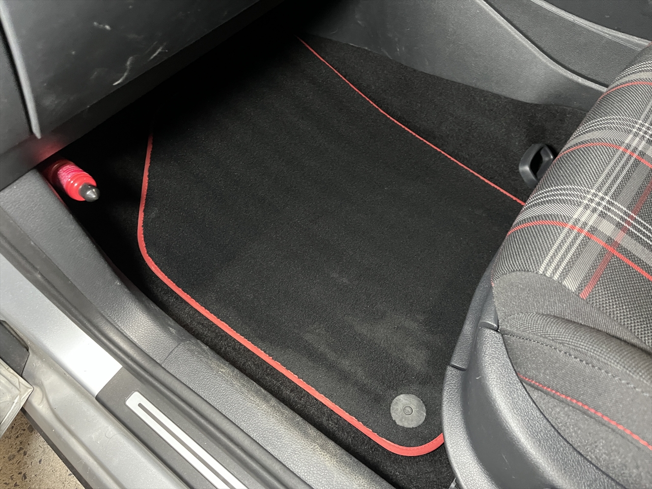 車内クリーニング (食べ物こぼし 助手席シート周り)