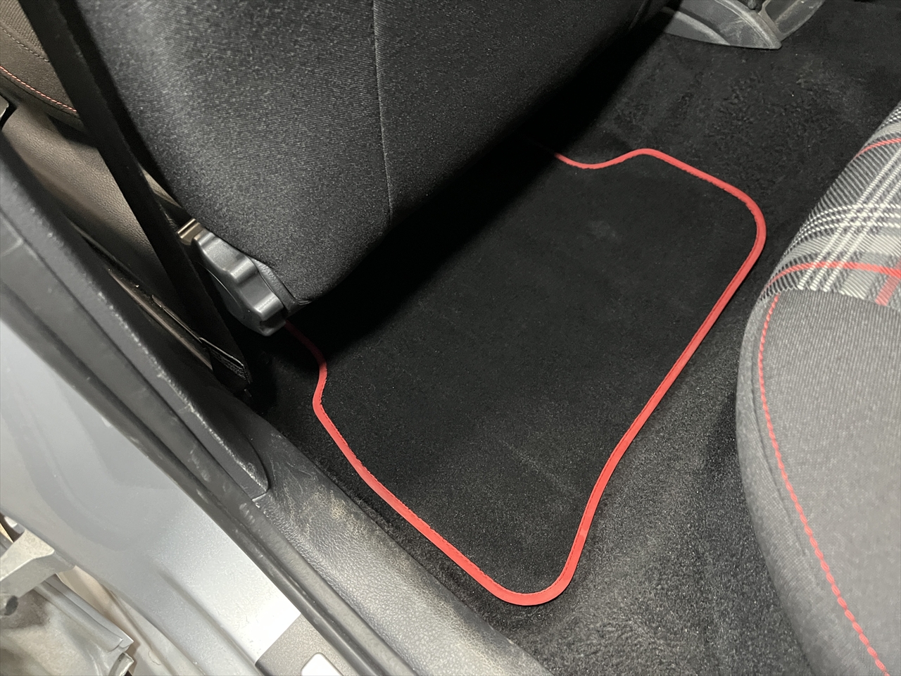 車内クリーニング (食べ物こぼし 助手席シート周り)