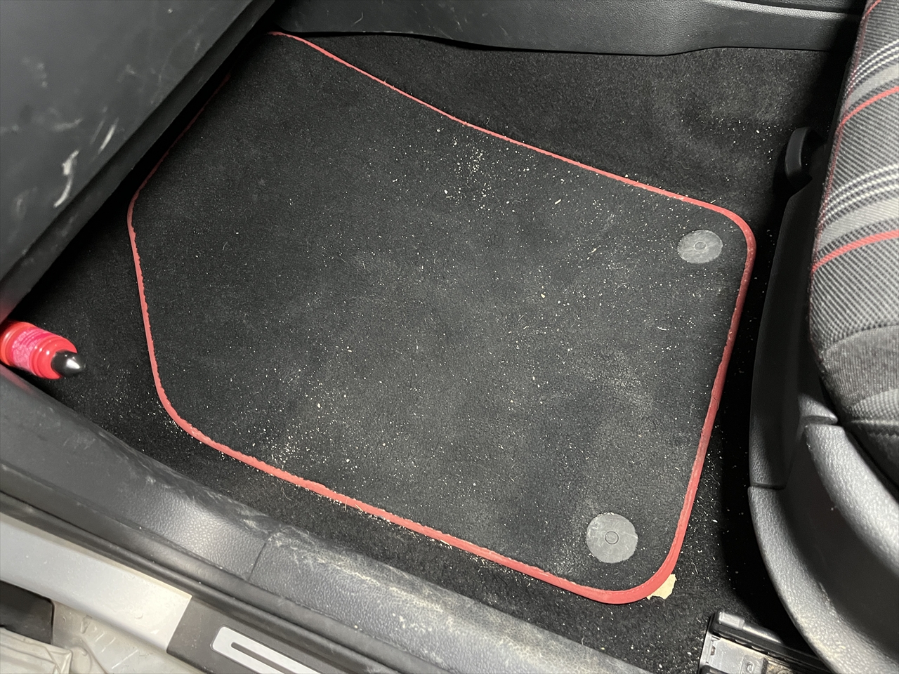 車内クリーニング (食べ物こぼし 助手席シート周り)