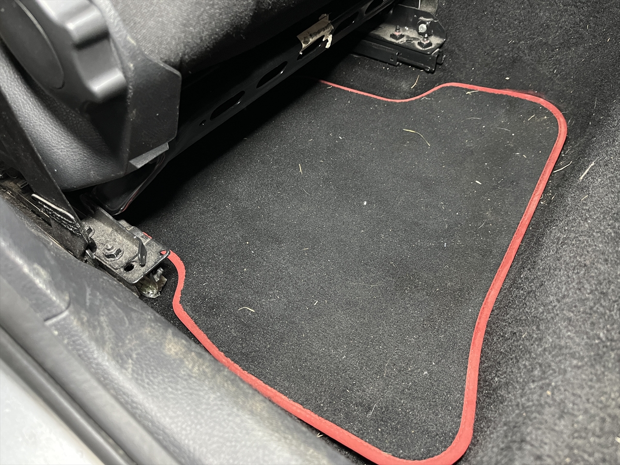 車内クリーニング (食べ物こぼし 助手席シート周り)