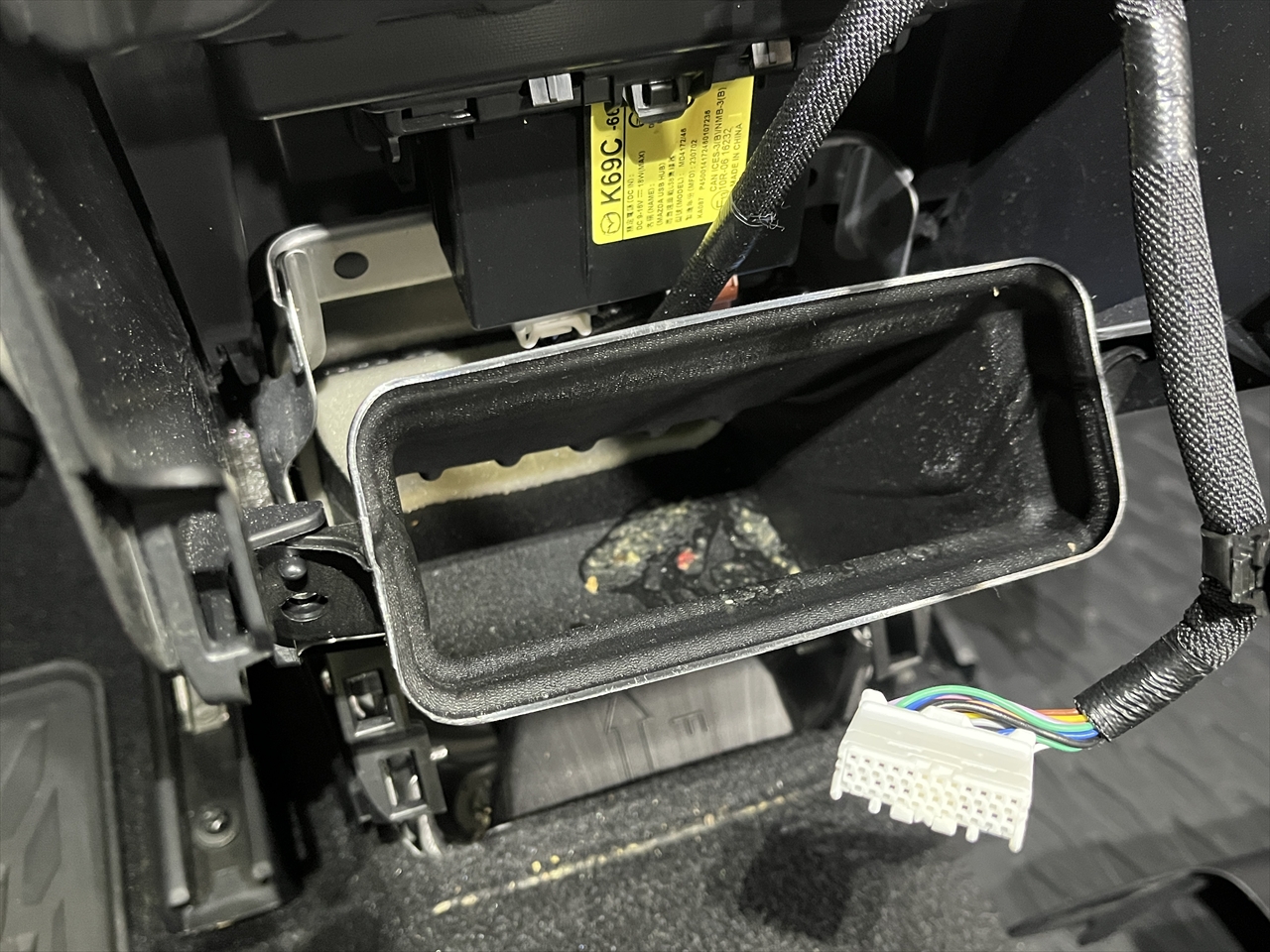 車内クリーニング (嘔吐 センターコンソール周り)