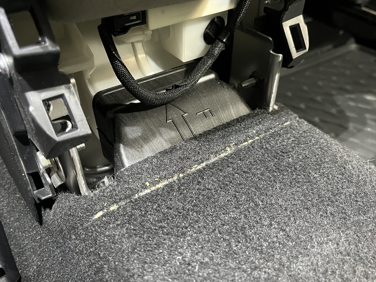 車内クリーニング (嘔吐 センターコンソール周り)