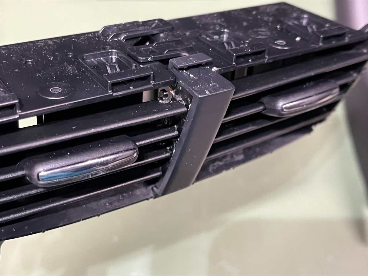 車内クリーニング (嘔吐 センターコンソール周り)