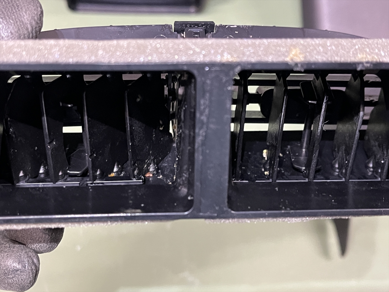 車内クリーニング (嘔吐 センターコンソール周り)