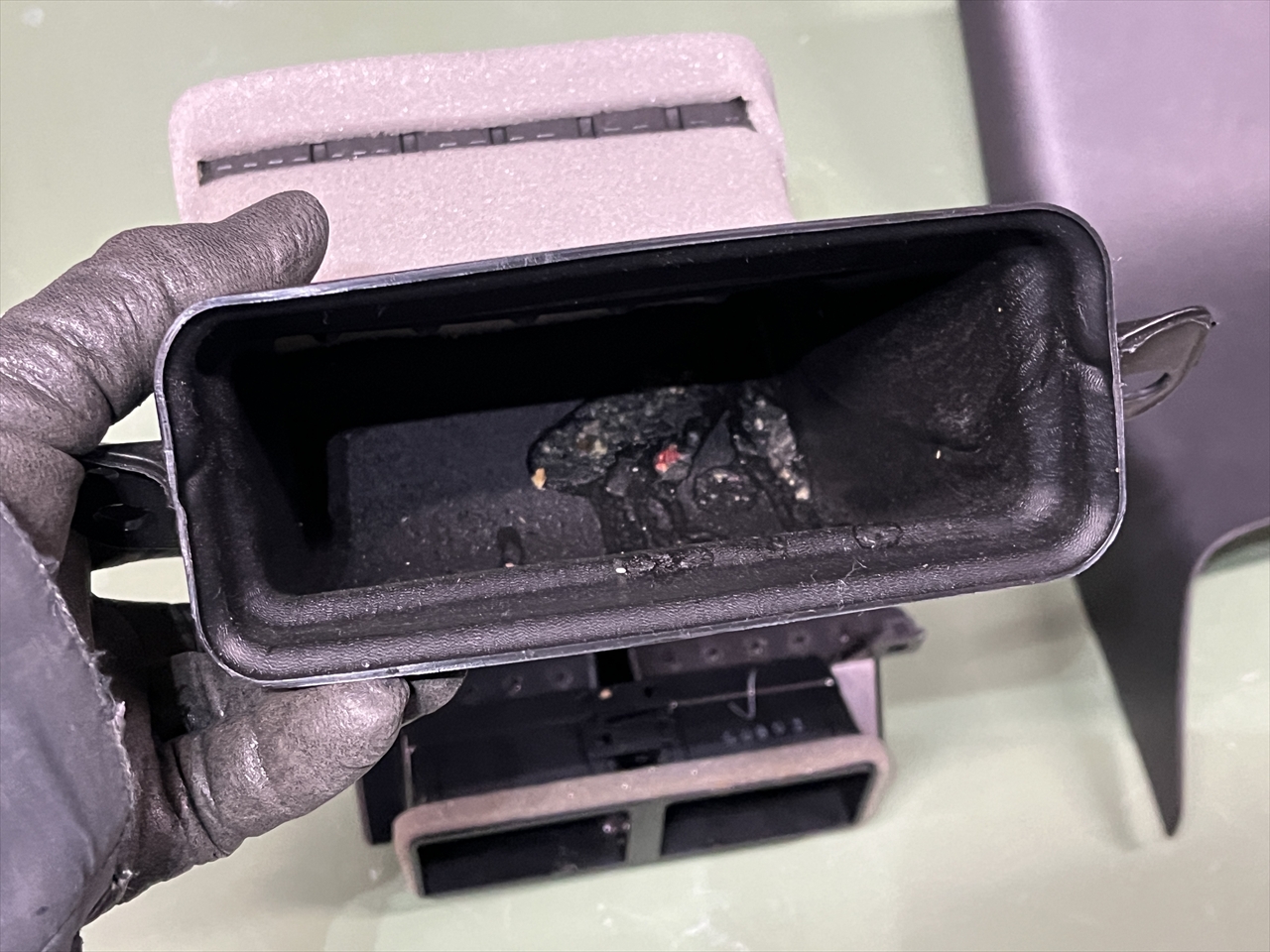 車内クリーニング (嘔吐 センターコンソール周り)