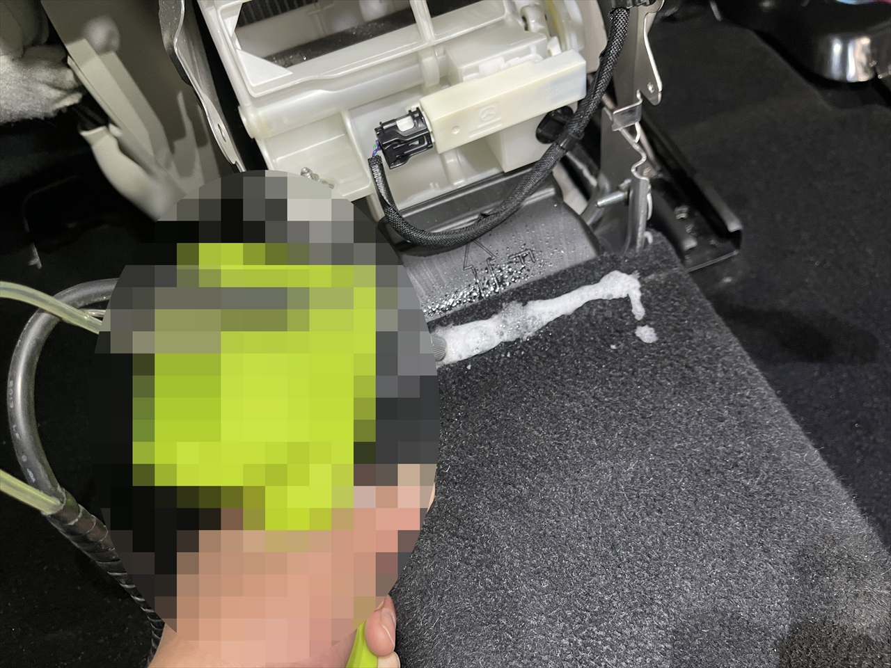 車内クリーニング (嘔吐 センターコンソール周り)