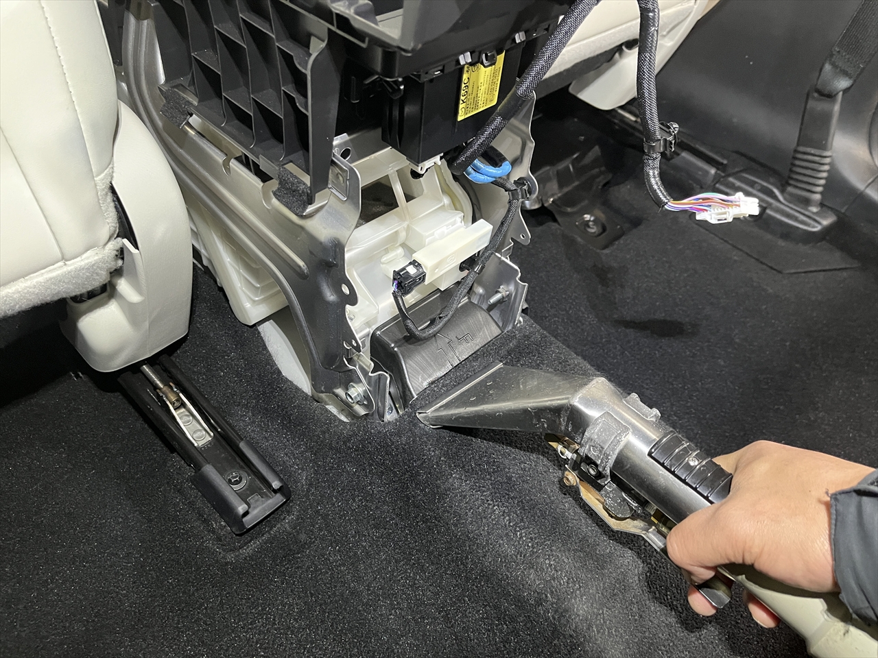 車内クリーニング (嘔吐 センターコンソール周り)