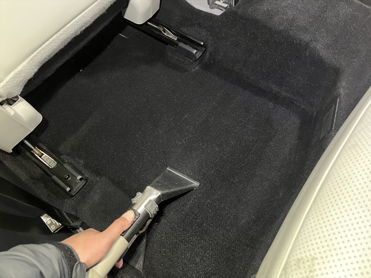 車内クリーニング (嘔吐 センターコンソール周り)