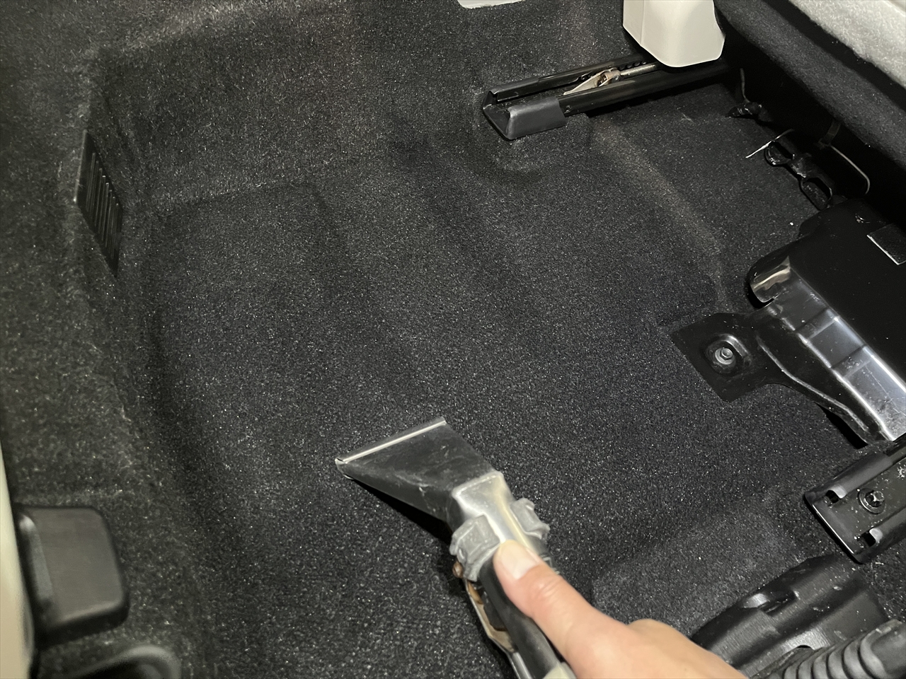 車内クリーニング (嘔吐 センターコンソール周り)