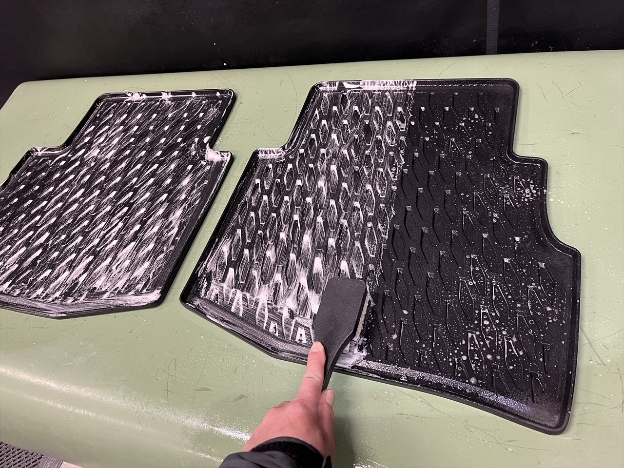 車内クリーニング (嘔吐 センターコンソール周り)