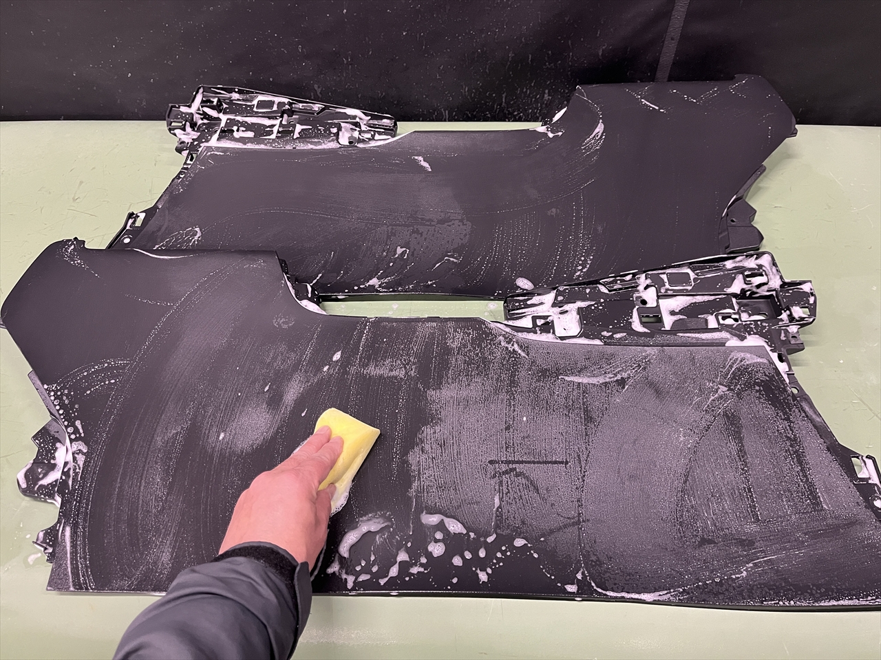 車内クリーニング (嘔吐 センターコンソール周り)