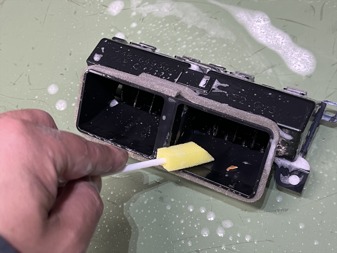 車内クリーニング (嘔吐 センターコンソール周り)