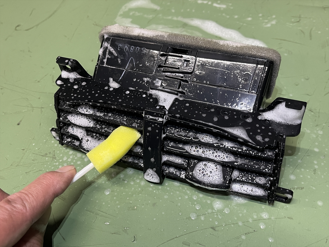 車内クリーニング (嘔吐 センターコンソール周り)