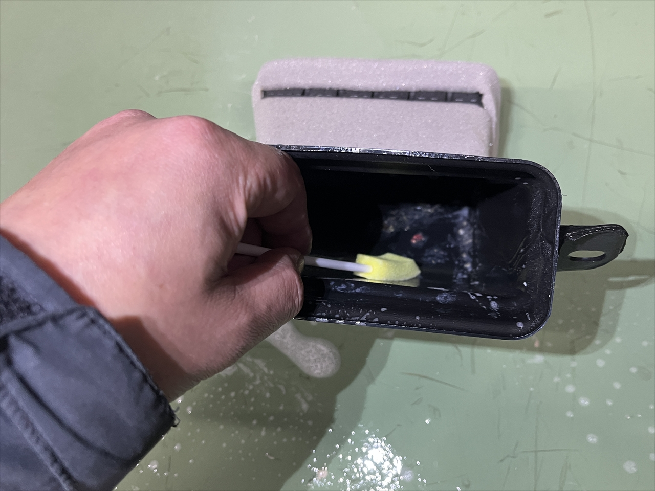 車内クリーニング (嘔吐 センターコンソール周り)