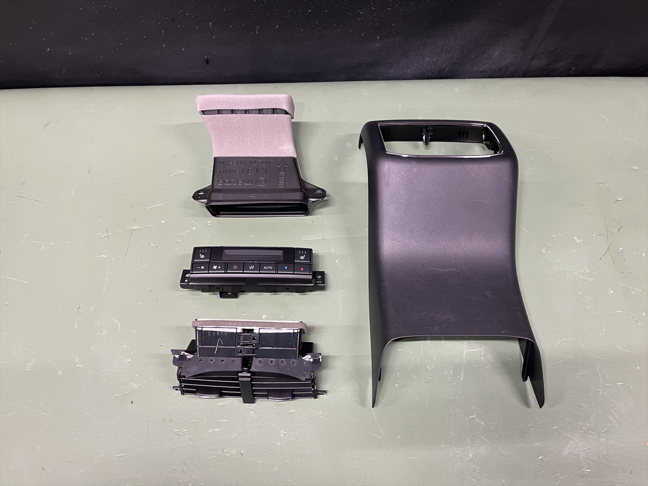 車内クリーニング (嘔吐 センターコンソール周り)