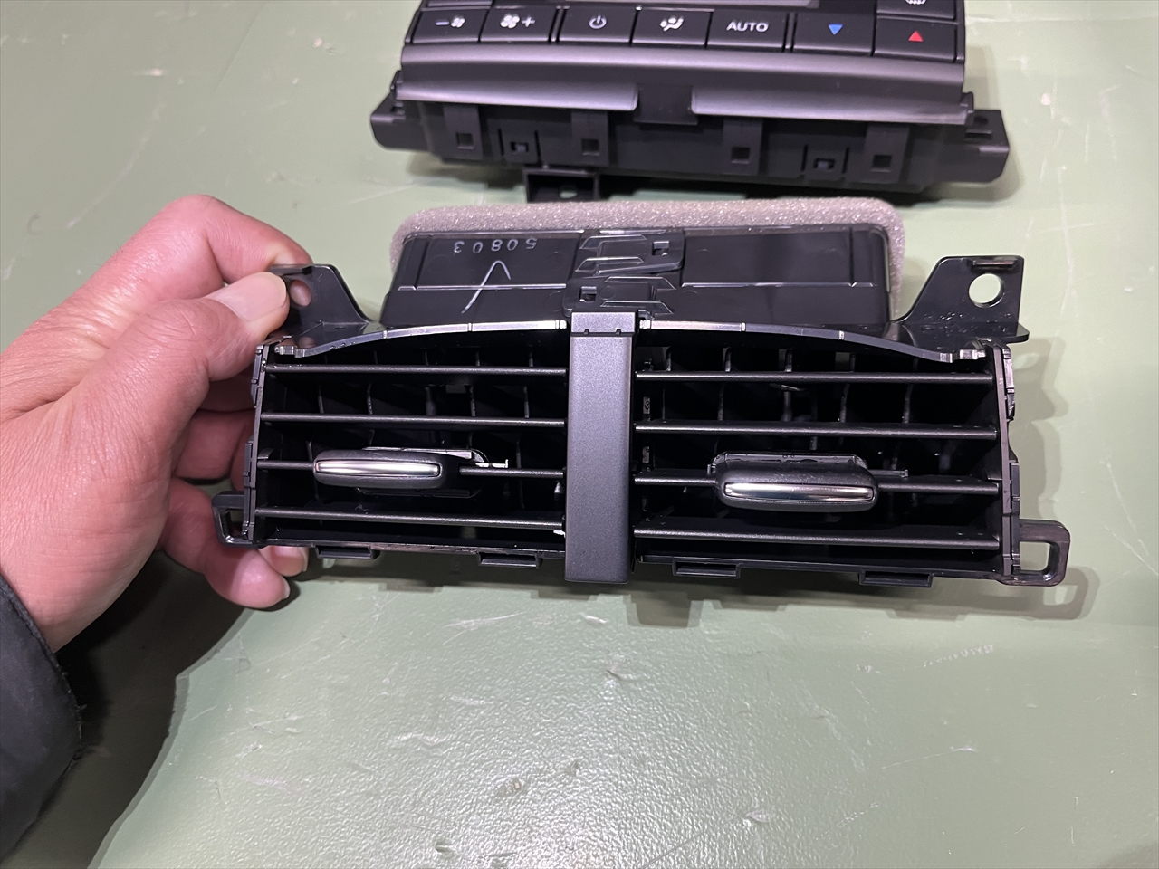 車内クリーニング (嘔吐 センターコンソール周り)